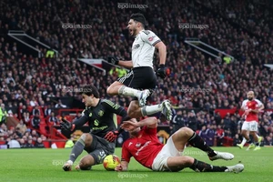 Tottenham sát miệng vực xuống hạng, Man United vững bước Champions League