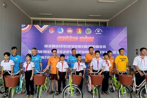 Hữu Nghị Sài Gòn FC trao yêu thương cho học sinh nghèo Châu Đốc