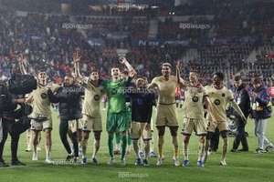 Real Madrid sảy chân, Barcelona lập tức lên ngôi La Liga
