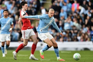 Arsenal dễ mất chức vô địch dù bằng điểm Man City