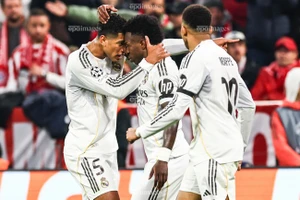 Real Madrid chìm trong hỗn loạn chưa từng có, Barca mừng thầm