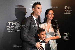 Sốc: Real Madrid và 4 đội bóng lớn săn đuổi con trai Ronaldo 