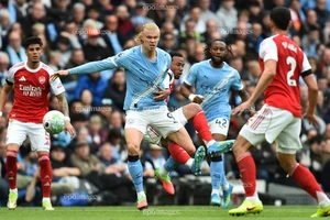 Man City ra sức ép Arsenal nghẹt thở