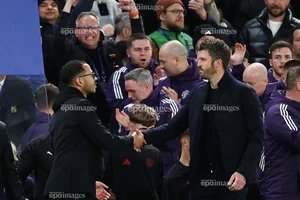 Sốc: MU mê người khác, HLV Carrick sẵn sàng rời Old Trafford