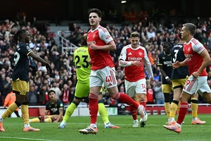 Arsenal phá lời nguyền 22 năm, Tottenham ngộp thở 