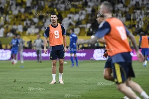 Sai lầm của người gác đền khiến Ronaldo chết lặng trên ghế dự bị