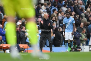 Pep Guardiola ra tuyệt chiêu, Man City đe dọa Arsenal
