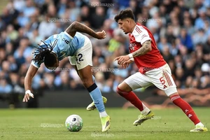 Man City thắng, Arsenal vẫn vô địch
