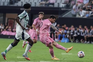 Messi biến trận cầu 8 bàn thành show diễn điên rồ