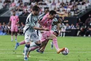 Messi bùng nổ 909 bàn thắng, Ronaldo coi chừng