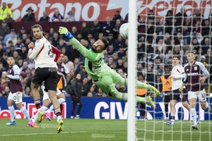 Liverpool sụp đổ trước cửa thiên đường