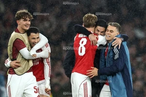 Wenger nói lời gan ruột sau khi Man City dâng cúp cho Arsenal
