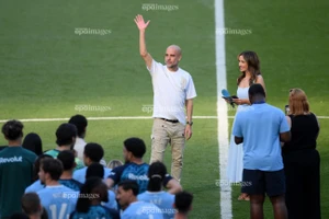 Pep Guardiola khóc nghẹn khi chia tay Man City