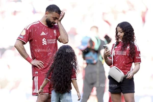 Salah òa khóc ngày rời Liverpool sau 9 năm huyền thoại