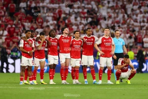 Arsenal gục ngã, bóng đá Anh ôm hận trước ngưỡng lịch sử