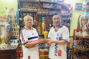 Chàng trai 36 tuổi Trần Đức Tuân và bộ sưu tập bóng đá có “1-0-2”