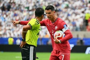 Ronaldo nổi nóng vì Messi: “Câu hỏi vô nghĩa!”