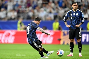 Messi sút phạt kết liễu đối thủ, Argentina đầy uy lực