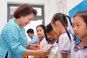 Nguyên Chủ tịch Quốc hội Nguyễn Thị Kim Ngân thăm trường THCS Châu Hòa ở Bến Tre