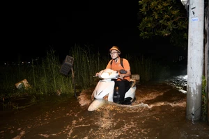 Triều cường dâng cao, người dân bì bõm lội về nhà trong đêm