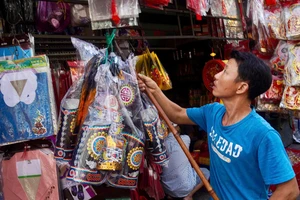 'Chợ vàng mã' TP. HCM nhộn nhịp ngày 23 tháng Chạp 