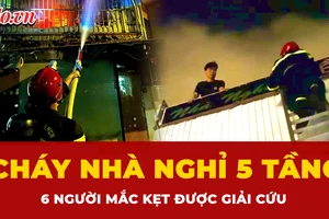 Nhà nghỉ 5 tầng cháy dữ dội, cảnh sát kịp thời giải cứu 6 người mắc kẹt
