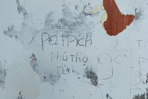 Du khách phản ứng gay gắt vì điểm cực Bắc, Hà Giang bị vẽ bậy