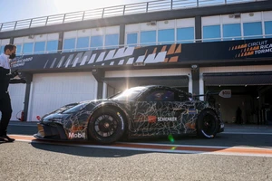 Tại sao Porsche 718 Cayman GT4 E-Performance chạy bằng điện lại khiến khách hàng thích thú?