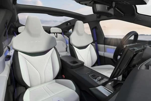 Ra mắt xe ô tô lớn chạy điện, có cánh tay robot điều khiển