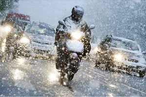 Mẹo đi xe máy trong thời tiết mưa lạnh giá