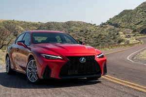 5 mẫu sedan thể thao mạnh mẽ và nhiều tính năng mới