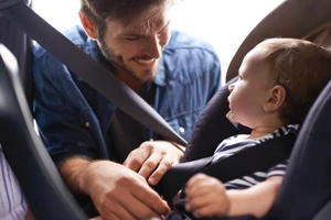 Những mẹo cần nhớ về an toàn cho trẻ em khi ngồi trên ô tô