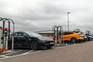 EU áp dụng các quy tắc về việc tìm nguồn cung ứng và tái chế pin xe điện sạch