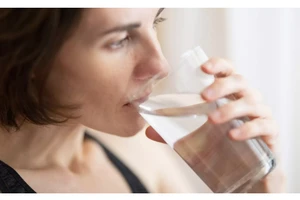 Mùa hè bạn nên uống bao nhiêu nước mỗi ngày để giữ đủ nước cho cơ thể