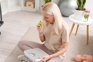 5 thói quen ăn uống giúp giảm cân nhanh sau tuổi 50