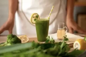Tại sao lại không nên uống nước ép rau xanh lá