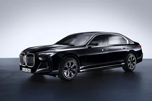 BMW tiết lộ chiếc sedan điện bọc thép đầu tiên