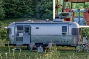 Độc đáo chiếc xe ô tô như một quán bar di động với tấm pin mặt trời