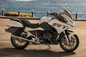 BMW ngừng bán tất cả các xe máy chạy bằng xăng