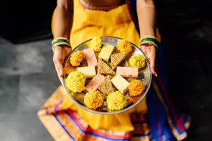 Lời khuyên từ các chuyên gia để tránh tăng cân trong mùa tiệc cuối năm