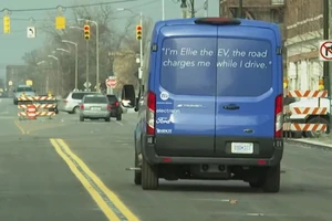 Mỹ bắt đầu cho sạc xe điện bằng cảm ứng trên đường đi