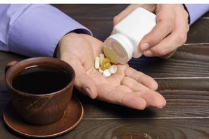 Tránh uống các loại thuốc này cùng với cà phê