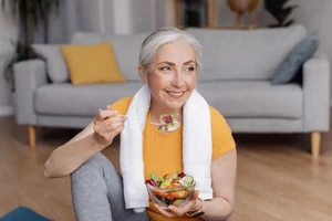 10 thói quen ăn uống để giảm mỡ bụng hiệu quả khi có tuổi