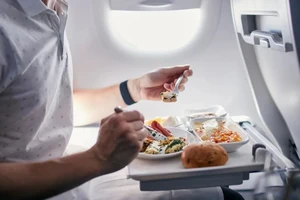 Hạn chế ăn những thực phẩm này trước khi thực hiện chuyến bay
