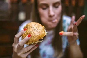 10 thói quen ăn uống tồi tệ nhất cho mỡ bụng