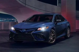 Toyota thu hồi Camry sedan do khung đỡ đầu hàn không đủ