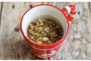 Điều gì xảy ra với sức khỏe khi uống nước nho khô trong mùa nóng?