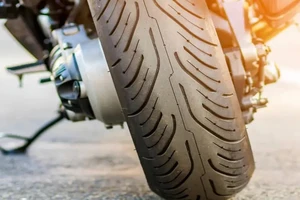 Tại sao lốp xe máy lại mòn nhanh hơn lốp ô tô?