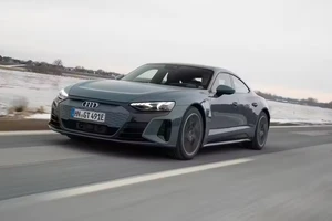 Xe điện đã qua sử dụng và xe chạy bằng xăng, loại nào giữ giá tốt hơn?