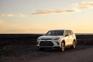 Thương hiệu Toyota tạm dừng sản xuất 2 mẫu xe SUV, thu hồi 145.000 xe